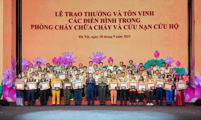 Chủ tịch Quốc hội Vương Đình Huệ và Bộ trưởng Bộ Công an Tô Lâm trao quà lưu niệm và bằng khen của Bộ trưởng Bộ Công an cho các tập thể, cá nhân là điển hình tiên tiến trong phong trào Toàn dân tham gia phòng cháy và chữa cháy. Ảnh: Quochoi.vn Chủ tịch Quốc hội Vương Đình Huệ và Bộ trưởng Bộ Công an Tô Lâm trao quà lưu niệm và bằng khen của Bộ trưởng Bộ Công an cho các tập thể, cá nhân là điển hình tiên tiến trong phong trào Toàn dân tham gia phòng cháy và chữa cháy. Ảnh: Quochoi.vn