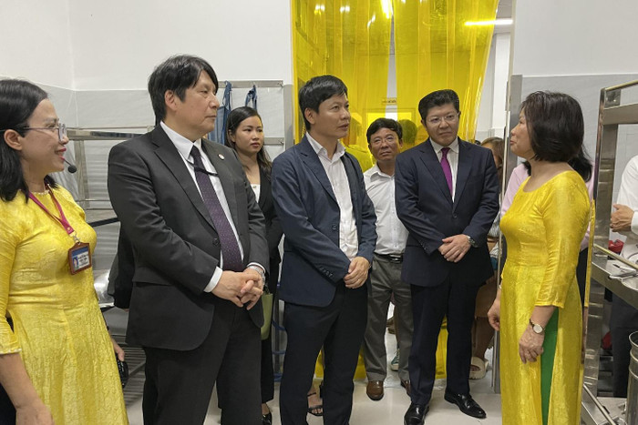 Ông Nguyễn Thanh Đề - Vụ trưởng Vụ Giáo dục thể chất cùng Ngài Tổng Lãnh sự Yakabe Yoshinori (bên trái) và Ông Tsutomu Nara - Tổng Giám đốc Công ty Ajinomoto Việt Nam (bên phải) thăm bếp ăn mẫu tại trường Ngô Gia Tự. Ông Nguyễn Thanh Đề - Vụ trưởng Vụ Giáo dục thể chất cùng Ngài Tổng Lãnh sự Yakabe Yoshinori (bên trái) và Ông Tsutomu Nara - Tổng Giám đốc Công ty Ajinomoto Việt Nam (bên phải) thăm bếp ăn mẫu tại trường Ngô Gia Tự.
