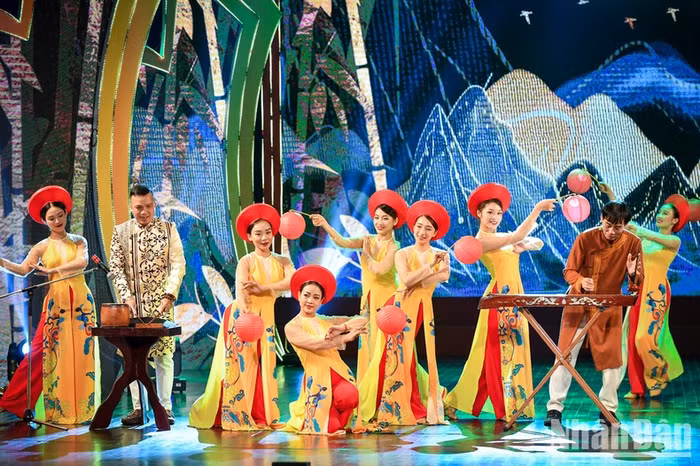 NSND Hoàng Tú cùng Dàn nhạc và tốp múa nữ với màn biểu diễn tác phẩm Cung đàn đất nước của nhạc sĩ Xuân Khải. (Ảnh: Thành Đạt)