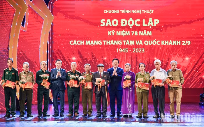 Đồng chí Nguyễn Trọng Nghĩa, Bí thư Trung ương Đảng, Trưởng Ban Tuyên giáo Trung ương và đồng chí Lương Quốc Đoàn, Ủy viên Trung ương Đảng, Chủ tịch Hội Nông dân Việt Nam tặng quà các đại biểu người có công với cách mạng đến từ tỉnh Tuyên Quang và Thủ đô Hà Nội. (Ảnh: Thành Đạt)