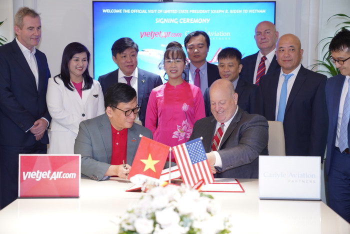 Tổng Giám đốc Vietjet Đinh Việt Phương (trái) và ông Robert Korn, Chủ tịch Carlyle Aviation Partners cùng ký kết thoả thuận tài trợ tàu bay trị giá 550 triệu USD tại Hà Nội. Tổng Giám đốc Vietjet Đinh Việt Phương (trái) và ông Robert Korn, Chủ tịch Carlyle Aviation Partners cùng ký kết thoả thuận tài trợ tàu bay trị giá 550 triệu USD tại Hà Nội.