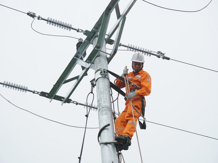 Điện lực Phú Lương, PC Thái Nguyên thực hiện đấu nối TBA Na Mẩy tại xã Yên Trạch. Điện lực Phú Lương, PC Thái Nguyên thực hiện đấu nối TBA Na Mẩy tại xã Yên Trạch.