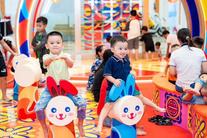 Các em bé thích thú với khu vui chơi thu nhỏ ngay trong trung tâm thương mại Các em bé thích thú với khu vui chơi thu nhỏ ngay trong trung tâm thương mại