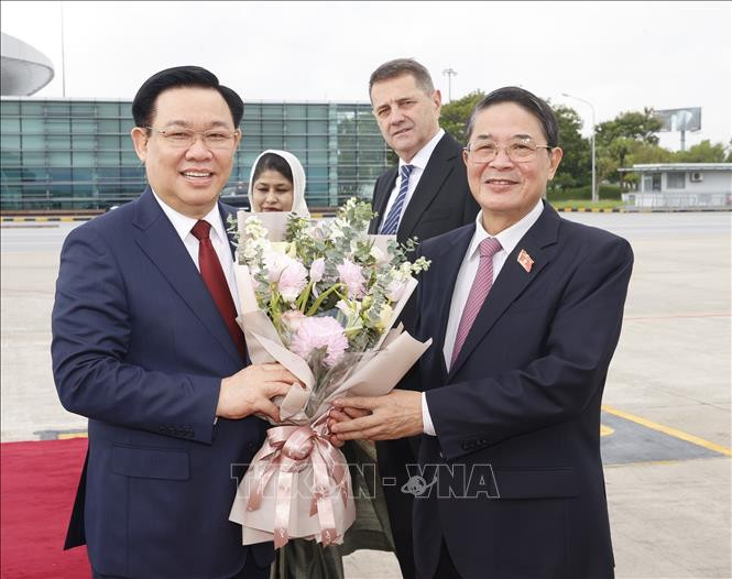 Phó Chủ tịch Quốc hội Nguyễn Đức Hải cùng đại diện Đại sứ quán Cộng hòa Nhân dân Bangladesh và Cộng hòa Bulgaria tiễn Chủ tịch Quốc hội Vương Đình Huệ tại sân bay quốc tế Nội Bài. Ảnh: Doãn Tấn/TTXVN