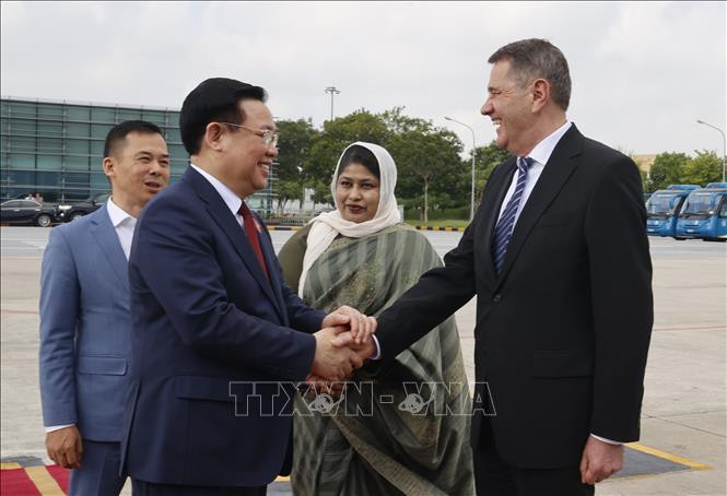 Đại diện Đại sứ quán Cộng hòa Bulgaria và Cộng hòa Nhân dân Bangladesh tiễn Chủ tịch Quốc hội Vương Đình Huệ tại sân bay quốc tế Nội Bài. Ảnh: Doãn Tấn/TTXVN