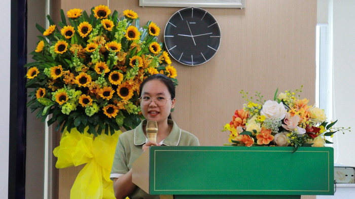 Bạn Nguyễn Thị Kiều (sinh viên trường Đại học Y Dược được nhận học bổng) bày tỏ lòng biết ơn và lời hứa sẽ học thật tốt để dấn thân phục vụ xã hội Bạn Nguyễn Thị Kiều (sinh viên trường Đại học Y Dược được nhận học bổng) bày tỏ lòng biết ơn và lời hứa sẽ học thật tốt để dấn thân phục vụ xã hội