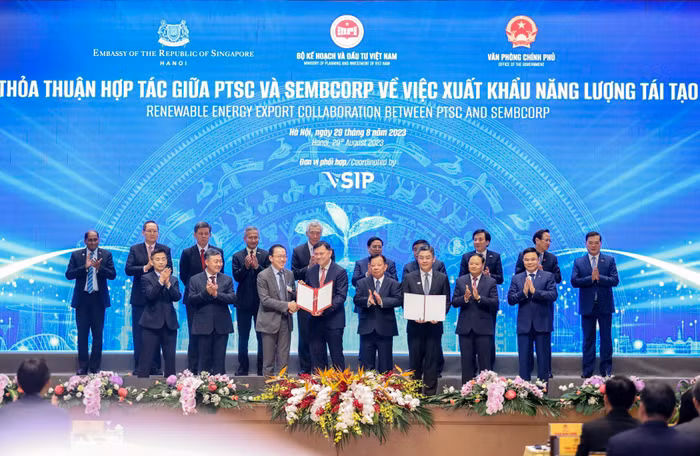 Trước sự chứng kiến của Thủ tướng Chính phủ Việt Nam và Singapore, Liên danh PTSC – Sembcorp được trao giấy phép khảo sát các dự án năng lượng tái tạo ngoài khơi.