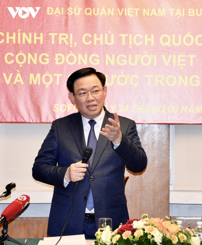Chủ tịch Quốc hội Vương Đình Huệ chia sẻ tại buổi gặp gỡ. Chủ tịch Quốc hội Vương Đình Huệ chia sẻ tại buổi gặp gỡ.