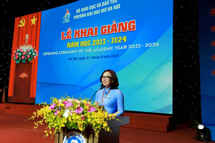 Phó Giáo sư, Tiến sĩ Nguyễn Thị Nhung - Ủy viên Ban Thường vụ Đảng ủy, Hiệu trưởng Trường Đại học Mở Hà Nội phát biểu khai giảng năm học mới. Ảnh: NTCC Phó Giáo sư, Tiến sĩ Nguyễn Thị Nhung - Ủy viên Ban Thường vụ Đảng ủy, Hiệu trưởng Trường Đại học Mở Hà Nội phát biểu khai giảng năm học mới. Ảnh: NTCC