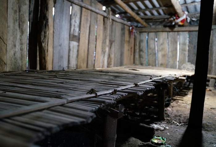 Vách lán mối mọt, xiêu vẹo tại căn lán nội trú điểm trường Phiêng Mụ Vách lán mối mọt, xiêu vẹo tại căn lán nội trú điểm trường Phiêng Mụ