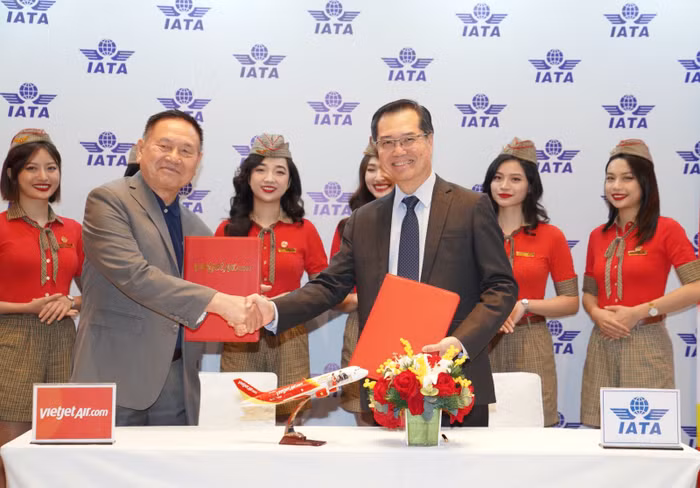 Ông Philip Goh - Phó Chủ tịch IATA khu vực Châu Á - Thái Bình Dương và Phó Tổng giám đốc Vietjet, Chủ tịch Học viện Hàng không Vietjet, ông Lương Thế Phúc (trái) ký kết hợp tác đưa Học viện Hàng không Vietjet tham gia mạng lưới đào tạo quốc tế của IATA