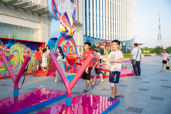 Các bạn nhỏ thích thú với các trò chơi dân gian xuất hiện ngay giữa lòng thành phố Các bạn nhỏ thích thú với các trò chơi dân gian xuất hiện ngay giữa lòng thành phố