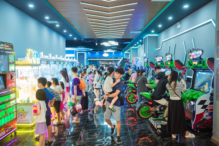 Các gia đình tranh thủ dịp nghỉ lễ dài ngày đưa các bé đến trung tâm thương mại vui chơi thoải thích Các gia đình tranh thủ dịp nghỉ lễ dài ngày đưa các bé đến trung tâm thương mại vui chơi thoải thích