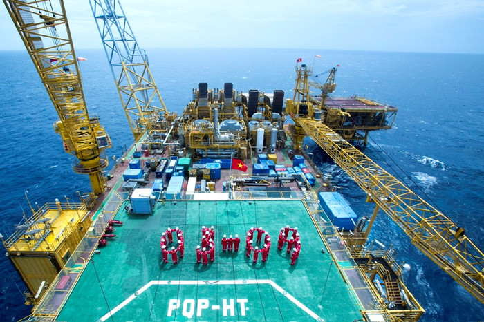 Các kỹ sư, người lao động trên cụm giàn Hải Thạch – Mộc Tinh xếp hình chào mừng ngày thành lập Petrovietnam (3/9). Các kỹ sư, người lao động trên cụm giàn Hải Thạch – Mộc Tinh xếp hình chào mừng ngày thành lập Petrovietnam (3/9).