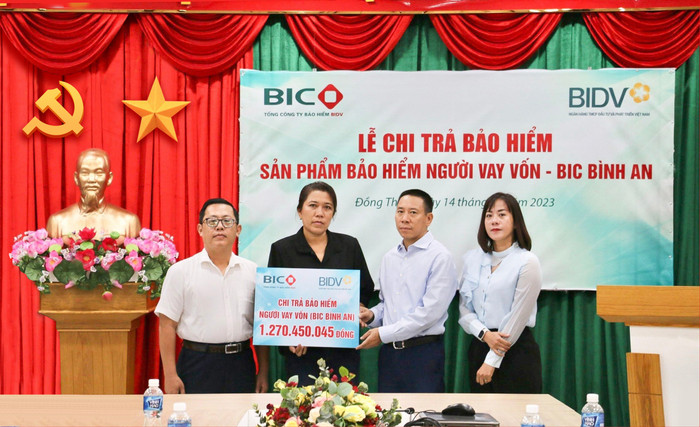 Tổng Công ty bảo hiểm BIDV (BIC) và BIDV Sa Đéc đã gặp gỡ và trao gần 1,3 tỷ đồng quyền lợi bảo hiểm người vay vốn BIC Bình An cho thân nhân khách hàng H.T.N.T. Tổng Công ty bảo hiểm BIDV (BIC) và BIDV Sa Đéc đã gặp gỡ và trao gần 1,3 tỷ đồng quyền lợi bảo hiểm người vay vốn BIC Bình An cho thân nhân khách hàng H.T.N.T.