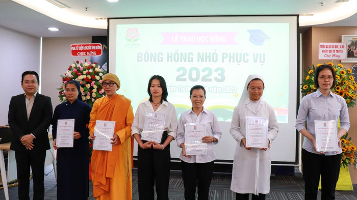 Phó Giáo sư, Tiến sĩ Nguyễn Hữu Huy Nhựt (Phó Hiệu trưởng Trường Đại học Quốc tế Hồng Bàng) trao Giấy chứng nhận học bổng “Bông Hồng Nhỏ Phục Vụ” cho các sinh viên thuộc các tổ chức, tôn giáo khác nhau. Phó Giáo sư, Tiến sĩ Nguyễn Hữu Huy Nhựt (Phó Hiệu trưởng Trường Đại học Quốc tế Hồng Bàng) trao Giấy chứng nhận học bổng “Bông Hồng Nhỏ Phục Vụ” cho các sinh viên thuộc các tổ chức, tôn giáo khác nhau.