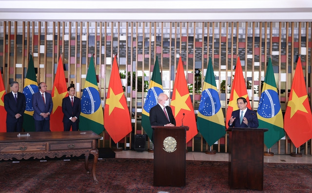 Ngay sau hội đàm, Thủ tướng Phạm Minh Chính và Tổng thống Brazil Luiz Inacio Lula da Silva đã có cuộc gặp gỡ, trao đổi với báo chí. Ảnh: VGP/Nhật Bắc Ngay sau hội đàm, Thủ tướng Phạm Minh Chính và Tổng thống Brazil Luiz Inacio Lula da Silva đã có cuộc gặp gỡ, trao đổi với báo chí. Ảnh: VGP/Nhật Bắc