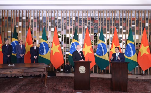 Ngay sau hội đàm, Thủ tướng Phạm Minh Chính và Tổng thống Brazil Luiz Inacio Lula da Silva đã có cuộc gặp gỡ, trao đổi với báo chí. Ảnh: VGP/Nhật Bắc