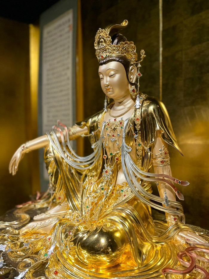 Tôn tượng “Quán âm thuỷ nguyệt” sẽ được trưng bày tại triển lãm “Tây Bổ Đà vô lượng đại bi hoá thân”. Ảnh: Phạm Nghiêm Trai Tôn tượng “Quán âm thuỷ nguyệt” sẽ được trưng bày tại triển lãm “Tây Bổ Đà vô lượng đại bi hoá thân”. Ảnh: Phạm Nghiêm Trai