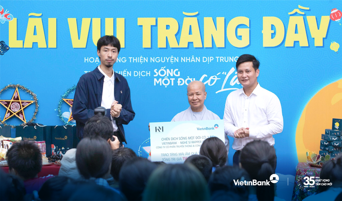 Đại diện VietinBank cùng Nghệ sĩ Rapper Đen Vâu trao tặng quà cho các em nhỏ tại Mái ấm Diệu Giác. Đại diện VietinBank cùng Nghệ sĩ Rapper Đen Vâu trao tặng quà cho các em nhỏ tại Mái ấm Diệu Giác.