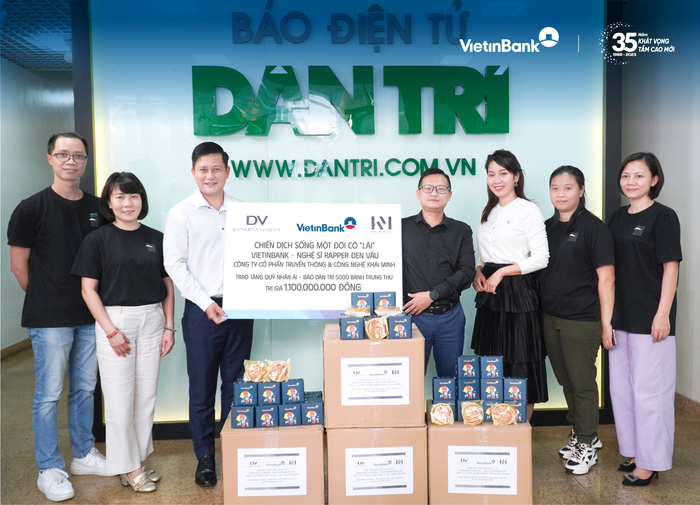 Đại diện VietinBank, Công ty cổ phần Truyền thông và Công nghệ Khải Minh thông qua báo Dân trí tặng bánh trung thu tới trẻ em có hoàn cảnh khó khăn. Đại diện VietinBank, Công ty cổ phần Truyền thông và Công nghệ Khải Minh thông qua báo Dân trí tặng bánh trung thu tới trẻ em có hoàn cảnh khó khăn.