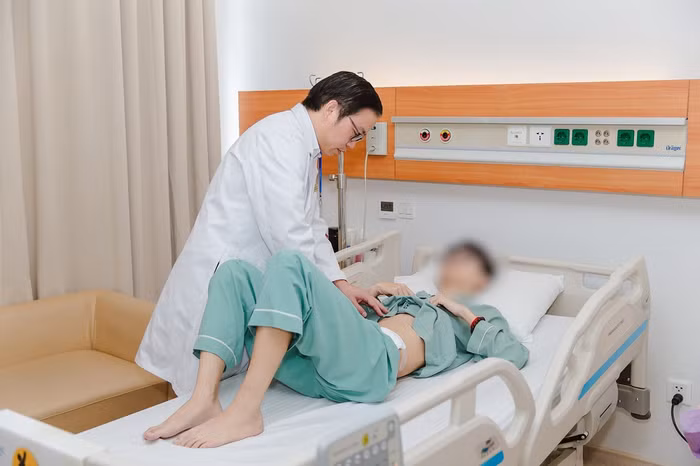 Giáo sư Trần Trung Dũng thăm khám cho người bệnh.