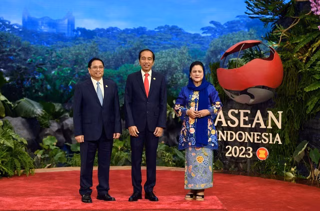 Tổng thống nước chủ nhà Indonesia Joko Widodo và Phu nhân đón Thủ tướng Chính phủ Phạm Minh Chính dự hội nghị. Ảnh: VGP/Nhật Bắc