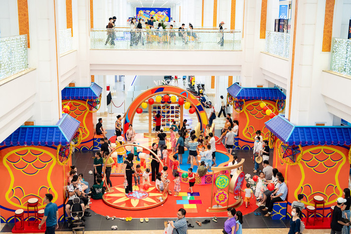 Vincom Mega Mall Royal City “biến hình” thành tuyến phố Trung thu rực rỡ sắc màu tích hợp các tiện ích vui chơi và nghỉ ngơi dành cho cả gia đình Vincom Mega Mall Royal City “biến hình” thành tuyến phố Trung thu rực rỡ sắc màu tích hợp các tiện ích vui chơi và nghỉ ngơi dành cho cả gia đình
