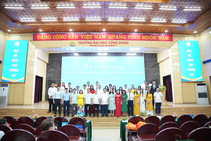 Học viên lớp chuyên ngành chụp ảnh lưu niệm với đại biểu tham dự. DSC09469.JPG