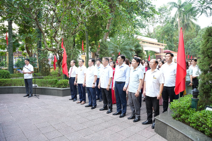 Đại biểu tham dự dâng hương tại Tượng đài Chủ tịch Hồ Chí Minh. DSC08986.JPG