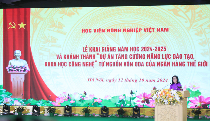 Giáo sư, Tiến sĩ Nguyễn Thị Lan, Giám đốc Học viện Nông nghiệp Việt Nam phát biểu khai giảng năm học 2024-2025. Ảnh: Châu Anh GDVN_Khai giảng HVNNVN (1).JPG
