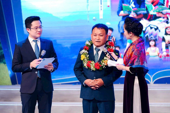 Thầy Vũ Văn Tùng (đứng giữa), giáo viên Lịch sử Trường Tiểu học và Trung học cơ sở Đinh Núp, xã Pờ Tó, huyện Ia Pa, tỉnh Gia Lai. Ảnh: NVCC z5884317585252_c75d562b4c47f43405328056e5272882.jpg