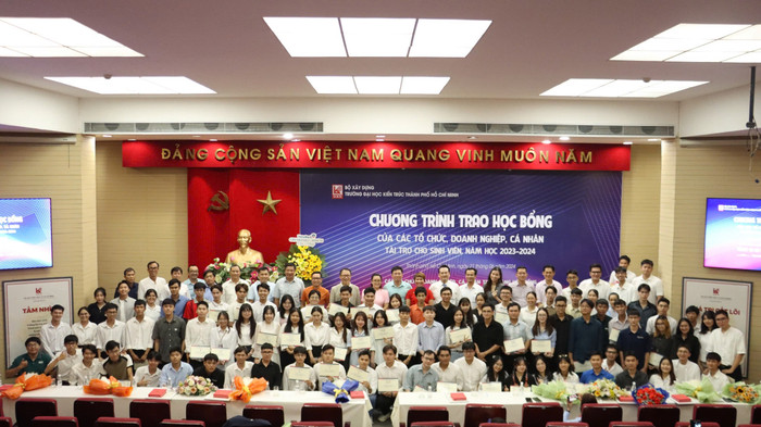 Sinh viên Trường Đại học Kiến trúc Thành phố Hồ Chí Minh nhận học bổng của các tổ chức, doanh nghiệp, cá nhân tài trợ cho sinh viên năm học 2023-2024. Ảnh: NTCC z5888069872479_8ad9521d963465854b28804407d2d4f6.jpg