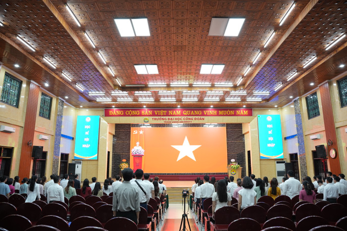 Đại biểu tham dự thực hiện nghi lễ Chào cờ. DSC09295.JPG