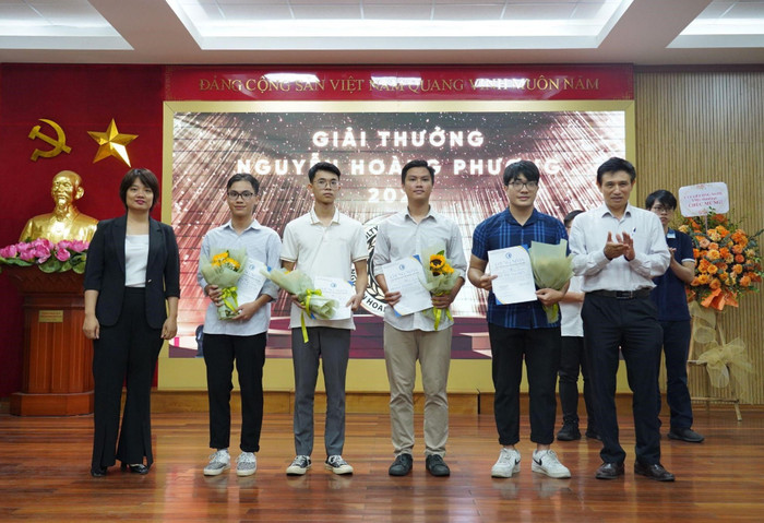 Sinh viên xuất sắc của Khoa Vật lý, Trường Đại học Khoa học Tự nhiên, Đại học Quốc gia Hà Nội nhận học bổng Nguyễn Hoàng Phương. Ảnh: NTCC 456978938_936755025160802_2985760863802542759_n.jpg