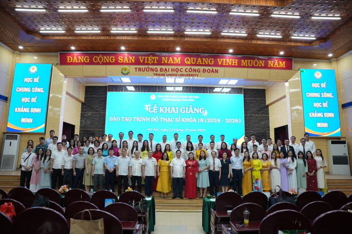 Đại biểu tham dự chụp ảnh lưu niệm cùng học viên tại hội trường A. DSC09022.JPG