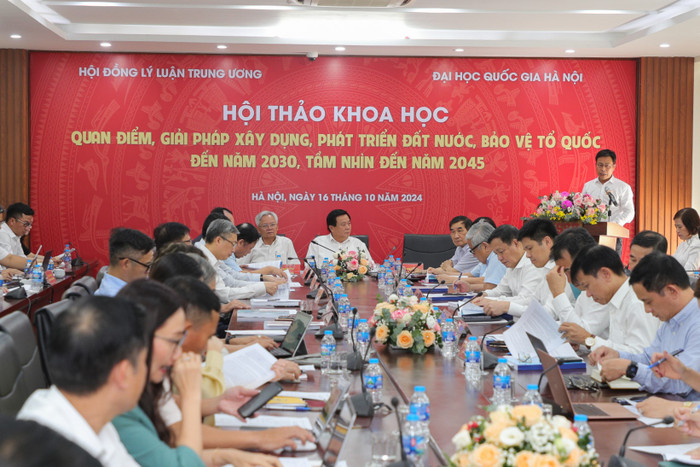 Giáo sư, Tiến sĩ Lê Quân - Giám đốc Đại học Quốc gia Hà Nội phát biểu tại hội thảo. Ảnh: VNU VNU - Hoi thao khoa hoc (Hoi dong Ly luan Trung uong).jpg