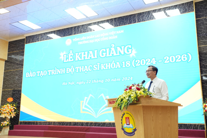 Học viên Nguyễn Hồng Quang, lớp CH18XHH, ngành Xã hội học đại diện Tân học viên phát biểu tại buổi lễ. DSC08895.JPG