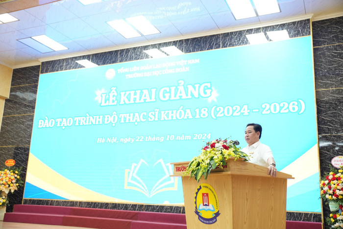 Phó Giáo sư, Tiến sĩ Lê Mạnh Hùng - Hiệu trưởng phát biểu tại buổi lễ. 3.jpg