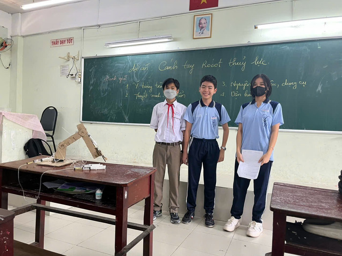 Học sinh lớp 8 thực hiện dự án lắp ráp cánh tay rô-bốt thủy lực trong tiết thực hành Công nghệ. Ảnh: NVCC 3ffde22d5bdae284bbcb.jpg