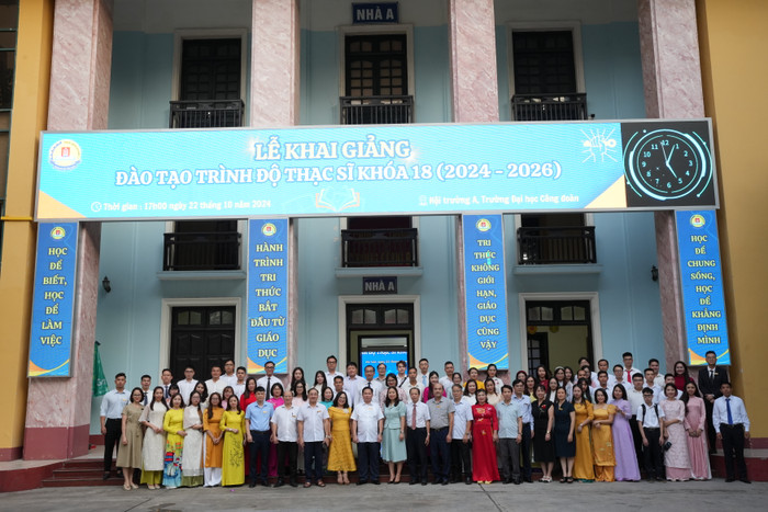 Đại biểu tham dự chụp ảnh lưu niệm cùng học viên tại sân trường. DSC09016.JPG
