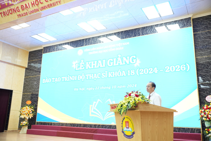 Tiến sĩ Lê Xuân Sinh - Trưởng khoa Sau Đại học công bố các Quyết định. DSC09391 (1).JPG