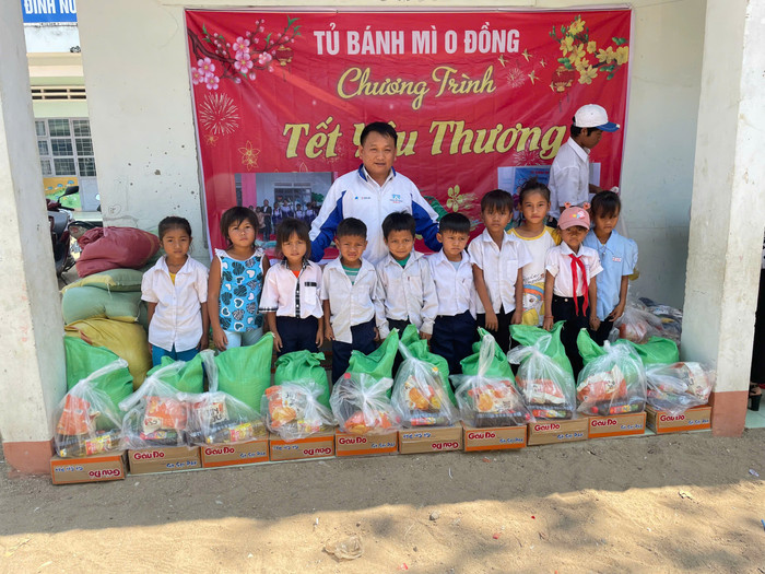 Thầy Vũ Văn Tùng trao quà cho học trò trong chương trình Tết yêu thương. Ảnh: NVCC Thầy Vũ Văn Tùng trao quà cho học trò trong chương trình Tết yêu thương. Ảnh: NVCC