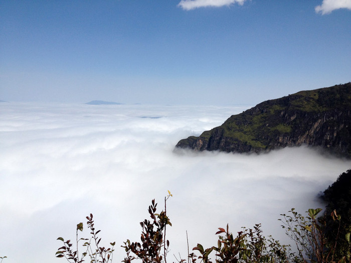 Mây trắng tinh khôi, bồng bềnh như chốn tiên cảnh. Mây trắng tinh khôi, bồng bềnh như chốn tiên cảnh.