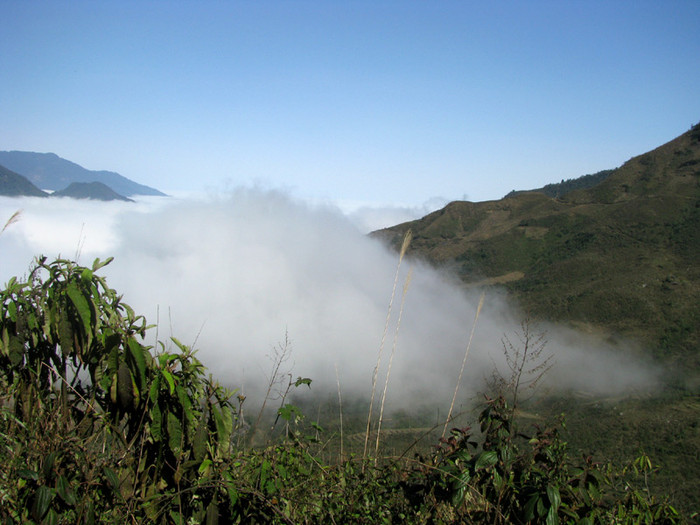 Núi ấp ôm mây... Núi ấp ôm mây...