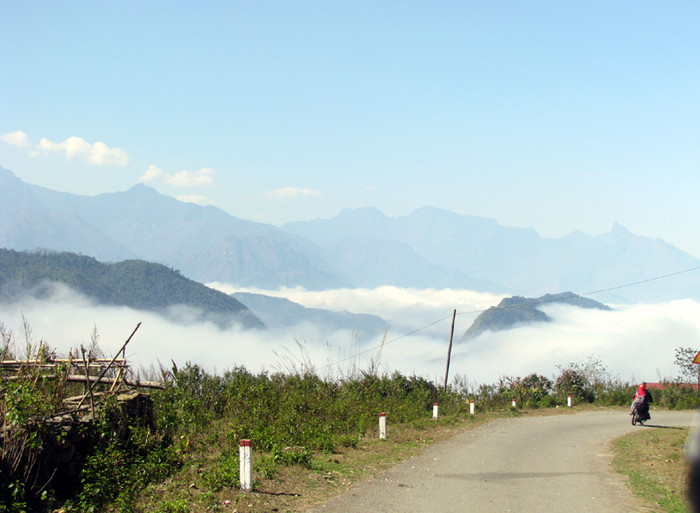 Có phải vì thế mà khi đặt chân đến Ý Tý, nhiều người cảm thấy như mình đang bước vào một thế giới khác, giống như một giấc mơ cổ tích. Nếu lên Ý Tý vào ngày thứ bảy, du khách sẽ được hòa mình vào phiên chợ văn hóa với rực rỡ sắc màu thổ cẩm của các dân tộc Mông, Dao, Giáy, Hà Nhì. Mỗi dân tộc một kiểu trang phục, một cách vấn khăn, một lối trang sức. Không lẫn vào nhau mà cùng nhau làm cho bức tranh Ý Tý trở nên đa sắc màu. Có phải vì thế mà khi đặt chân đến Ý Tý, nhiều người cảm thấy như mình đang bước vào một thế giới khác, giống như một giấc mơ cổ tích. Nếu lên Ý Tý vào ngày thứ bảy, du khách sẽ được hòa mình vào phiên chợ văn hóa với rực rỡ sắc màu thổ cẩm của các dân tộc Mông, Dao, Giáy, Hà Nhì. Mỗi dân tộc một kiểu trang phục, một cách vấn khăn, một lối trang sức. Không lẫn vào nhau mà cùng nhau làm cho bức tranh Ý Tý trở nên đa sắc màu.