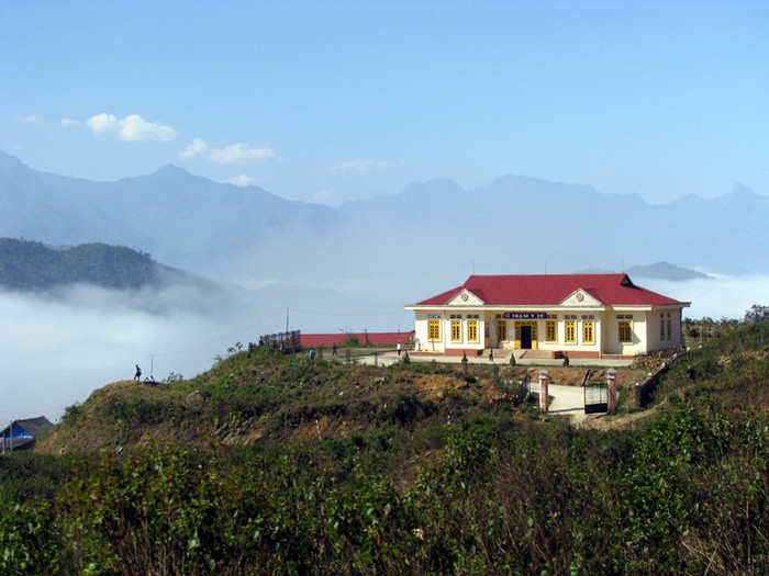 Nơi ấy có những con đường ngoằn ngoèo vắt ngang núi, rồi mất hút trong ngút ngàn màu xanh của cây rừng. Những ngôi nhà chìm khuất trong mây thoắt ẩn, thoắt hiện. Những vách núi sừng sững giữa trời. Đâu đó những thác nước trắng xóa từ trên cao đổ xuống đầy kiêu hãnh. Sự kỳ vĩ của thiên nhiên Ý Tý khiến ai đó nếu từng đến và được ngập chìm giữa bao la, khoáng đạt, mênh mang và vĩ đại của đất trời, sẽ không thể quên được cảm xúc tuyệt vời này. Nơi ấy có những con đường ngoằn ngoèo vắt ngang núi, rồi mất hút trong ngút ngàn màu xanh của cây rừng. Những ngôi nhà chìm khuất trong mây thoắt ẩn, thoắt hiện. Những vách núi sừng sững giữa trời. Đâu đó những thác nước trắng xóa từ trên cao đổ xuống đầy kiêu hãnh. Sự kỳ vĩ của thiên nhiên Ý Tý khiến ai đó nếu từng đến và được ngập chìm giữa bao la, khoáng đạt, mênh mang và vĩ đại của đất trời, sẽ không thể quên được cảm xúc tuyệt vời này.
