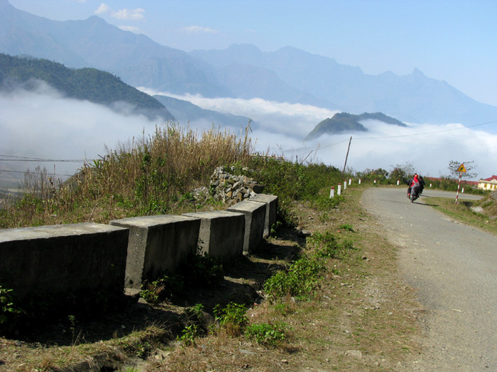 Các thiếu nữ miền sơn cước thường đứng ven đường hoặc ngồi trên những tảng đá cùng nhau nói chuyện, hong nắng và thêu thùa. Dưới thung lũng thấp thoáng những ngôi nhà trình tường xinh xắn, kiến trúc độc đáo của người Hà Nhì, người Mông ở Ý Tý. Các thiếu nữ miền sơn cước thường đứng ven đường hoặc ngồi trên những tảng đá cùng nhau nói chuyện, hong nắng và thêu thùa. Dưới thung lũng thấp thoáng những ngôi nhà trình tường xinh xắn, kiến trúc độc đáo của người Hà Nhì, người Mông ở Ý Tý.