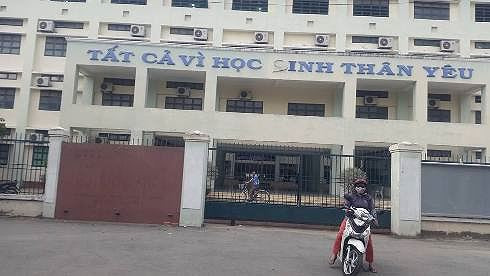 Học sinh lớp 12 Trường Bình Hưng Hòa mua hồ sơ thi trung học phổ thông, đại học giá 7.000 đồng/bộ (ảnh: P.L) Học sinh lớp 12 Trường Bình Hưng Hòa mua hồ sơ thi trung học phổ thông, đại học giá 7.000 đồng/bộ (ảnh: P.L)