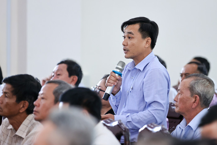 Các cử tri đề xuất, kiến nghị về nhiều vấn đề liên quan kinh tế, xã hội. Ảnh: VGP/Nhật Bắc Các cử tri đề xuất, kiến nghị về nhiều vấn đề liên quan kinh tế, xã hội. Ảnh: VGP/Nhật Bắc